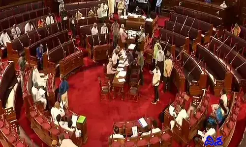 రణరంగంగా మారిన అసెంబ్లీ.. సభలోనే ఎమ్మెల్యేల కొట్లాట..