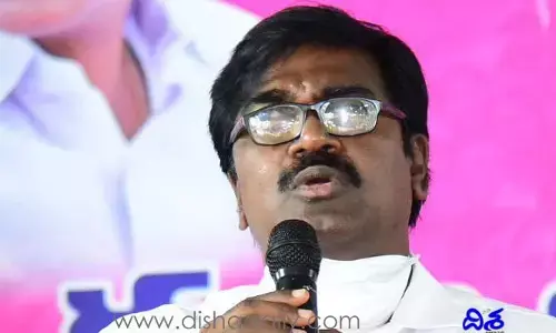 యాదాద్రి ప్రారంభోత్సవంలో అపశృతి.. మంత్రిపై తేనెటీగల దాడి