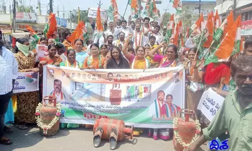పెరిగిన ధరలు.. సిలిండర్‌కు దండ.. చెప్పు‌కు దండం పెట్టి..
