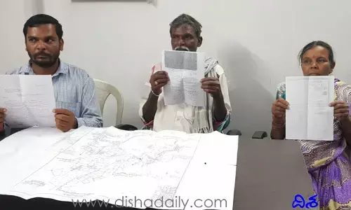 రైతు భూమిని లాక్కుంటున్న కాంగ్రెస్ కౌన్సిలర్