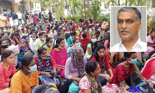 కన్నీళ్లు పెట్టుకుంటున్న నర్సులు.. మీరే దిక్కంటూ హరీశ్ రావుకు వేడుకోలు!