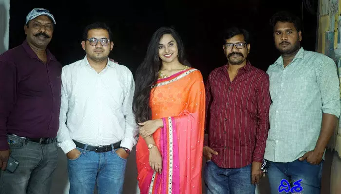 సోషల్ మీడియాలో చిగురించిన ప్రేమ.. చివరికి ఏమైందో తెలుసా? సోషల్ మీడియాలో చిగురించిన ప్రేమ.. చివరికి ఏమైందో తెలుసా?