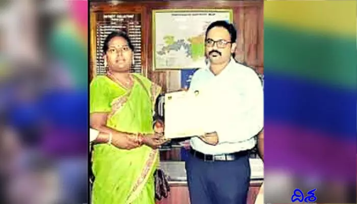 పంచాయతి కార్యదర్శిగా రిజైన్ చేసిన ట్రాన్స్ఉమన్.. ఆ తర్వాత మళ్లీ అదే పదవికి.. పంచాయతి కార్యదర్శిగా రిజైన్ చేసిన ట్రాన్స్ఉమన్.. ఆ తర్వాత మళ్లీ అదే పదవికి..