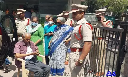 హైదరాబాద్‌లో బ్యాంకు ఉద్యోగుల నిర్వాకం.. 18 గంటలు లాకర్‌లో ఉన్న వృద్ధుడు