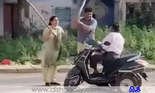 నడిరోడ్డు మీద వికలాంగుడిపై కర్రలతో దాడి చేసిన దంపతులు... వీడియో వైరల్