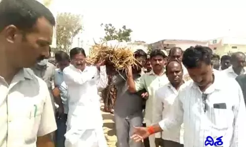 ఉద్యమకారుని పాడె మోసిన మంత్రి నిరంజన్ రెడ్డి