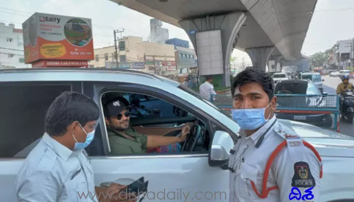 హీరో మంచు మనోజ్ కారుకు జరిమానా హీరో మంచు మనోజ్ కారుకు జరిమానా