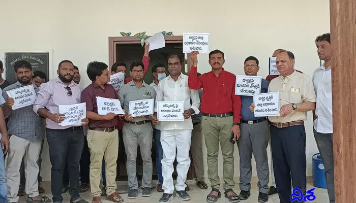 కలెక్టర్ ఆదేశాలతో ఆరు ఆస్పత్రులు బంద్.. ఇబ్బంది పడుతున్న రోగులు.. కలెక్టర్ ఆదేశాలతో ఆరు ఆస్పత్రులు బంద్.. ఇబ్బంది పడుతున్న రోగులు..