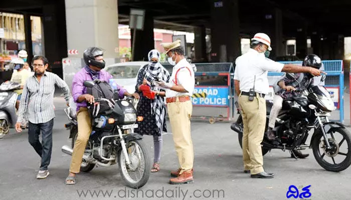 వాహనదారులకు అలర్ట్: ట్రాఫిక్ చలాన్ల రాయితీ గడువు పొడిగింపు వాహనదారులకు అలర్ట్: ట్రాఫిక్ చలాన్ల రాయితీ గడువు పొడిగింపు