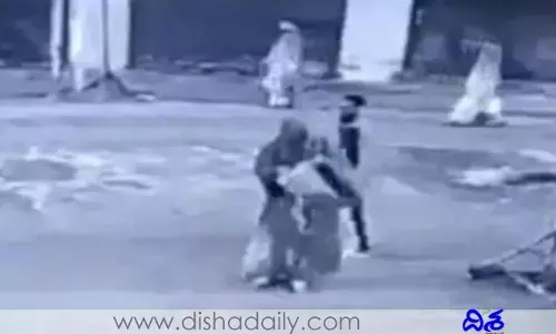 సీఆర్పీఎఫ్ బంకర్‌పై బాంబు విసిరిన మహిళ