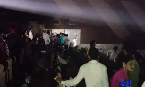 థియేటర్లో సినిమా చూస్తున్న ప్రేక్షకులు.. ఒక్కసారిగా పొగలు రావడంతో..