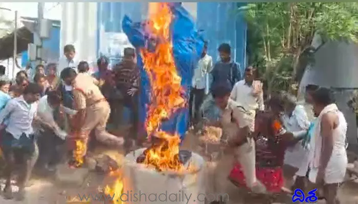 జోగులాంబ గద్వాల జిల్లాలో ఉద్రిక్తత.. అంబేద్కర్ విగ్రహానికి నిప్పు జోగులాంబ గద్వాల జిల్లాలో ఉద్రిక్తత.. అంబేద్కర్ విగ్రహానికి నిప్పు