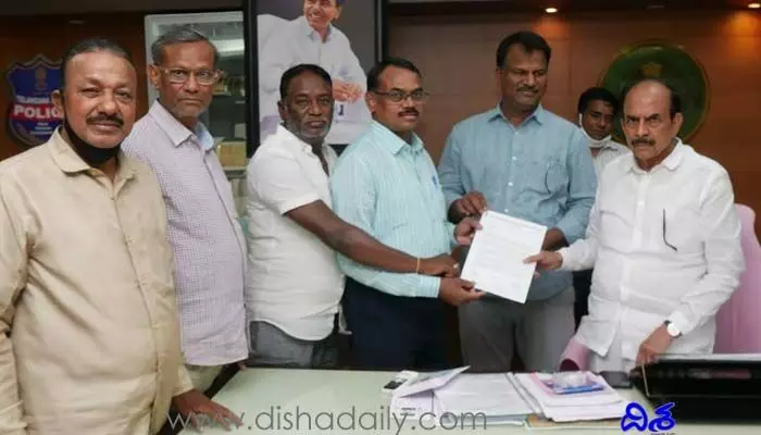 హోంమంత్రిని కలిసిన టీడబ్ల్యూజేఎఫ్.. దానిని నిలిపివేయాలని వినతి! హోంమంత్రిని కలిసిన టీడబ్ల్యూజేఎఫ్.. దానిని నిలిపివేయాలని వినతి!