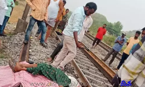 ఇంటి స్థ‌లం పోతుందనే భ‌యంతో ఆత్మహత్య