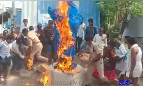 జోగులాంబ గద్వాల జిల్లాలో ఉద్రిక్తత.. అంబేద్కర్ విగ్రహానికి నిప్పు