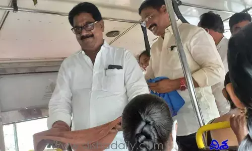 విద్యుత్‌ ఛార్జీల పెంపుదలను నిరసిస్తూ టీడీపీ ఎమ్మెల్యే భిక్షాటన..