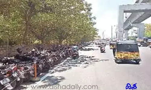 పోలీస్ బాస్.. ఇది కాదా ఉల్లంఘన?