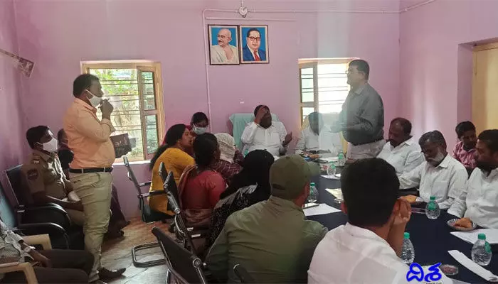 యూస్లెస్ ఫెల్లో.. ఎమ్మెల్యే ముందే మున్సిపల్ కమిషనర్, డీఈ రగడ యూస్లెస్ ఫెల్లో.. ఎమ్మెల్యే ముందే మున్సిపల్ కమిషనర్, డీఈ రగడ