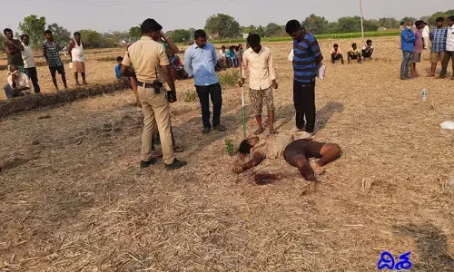 యువకుడి దారుణ హత్య.. బండరాళ్లతో కొట్టి కారంతో