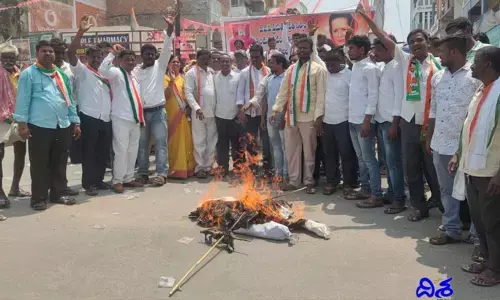 గ్యాస్ సిలిండర్లకు పూల దండలు.. మోగిన చావు డప్పు..