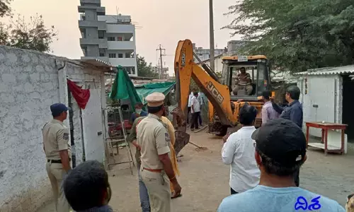 దిశ ఎఫెక్ట్.. ఇళ్లు నేలమట్టం చేసిన అధికారులు..