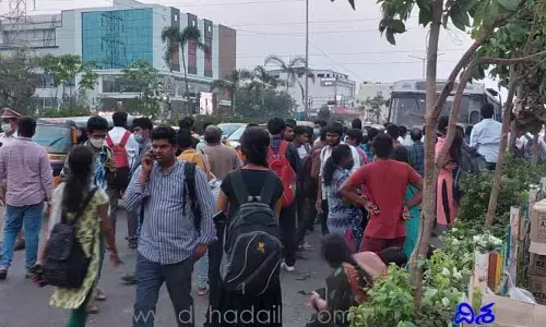 పండుగ వేళ ప్రయాణికుల తంటాలు..