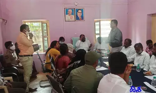 యూస్‌లెస్ ఫెల్లో.. ఎమ్మెల్యే ముందే మున్సిపల్​ కమిషనర్, డీఈ రగడ