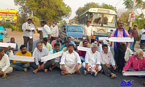 అనుమతుల్లేని సర్వేలను అడ్డుకుంటే రైతులపై కేసులా...? : ఎమ్మెల్సీ