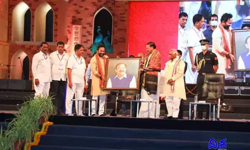 కుల, మతం పేరుతో మనుషులను విచ్ఛిన్నం చేస్తున్నారు