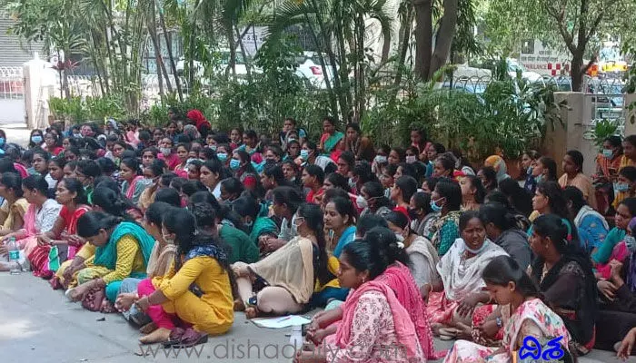 నిమ్స్లో కొనసాగుతున్న నర్సుల ధర్నా నిమ్స్లో కొనసాగుతున్న నర్సుల ధర్నా