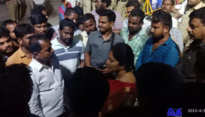 యాదాద్రిలో మంత్రికి చేదు అనుభవం.. నినాదాలు చేసిన స్థానికులు యాదాద్రిలో మంత్రికి చేదు అనుభవం.. నినాదాలు చేసిన స్థానికులు