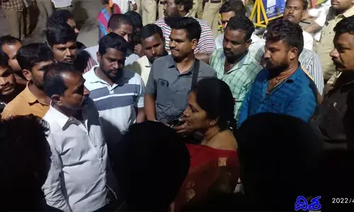 యాదాద్రిలో మంత్రికి చేదు అనుభవం.. నినాదాలు చేసిన స్థానికులు