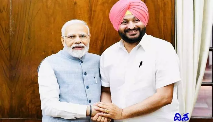 ప్రధానిని కలిసిన కాంగ్రెస్ పార్టీ సీనియర్ నేత ప్రధానిని కలిసిన కాంగ్రెస్ పార్టీ సీనియర్ నేత