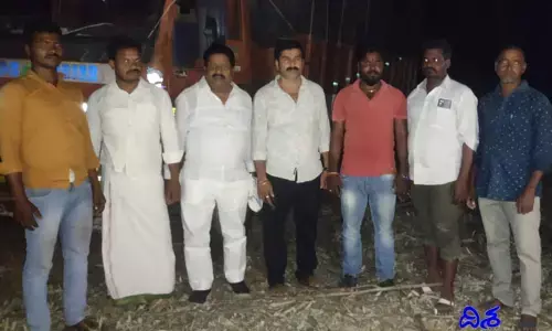 జోరుగా కలప అక్రమ రావాణా.. పక్కనుండి చేయిస్తున్న అధికారి