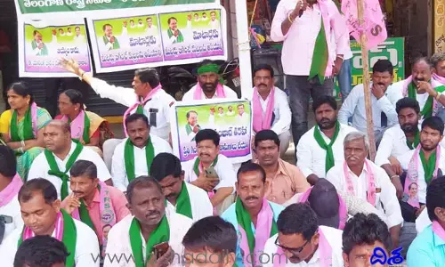 ధాన్యం పై  పోరుషురూ.. టీఆర్‌ఎస్, బీజేపీ మధ్య ఉద్రిక్తత