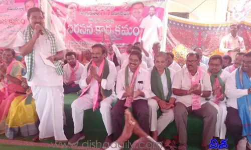 మీకు చేత కాకుంటే అంబానీ, అదానీలకు అధికారం అప్పజెప్పండి