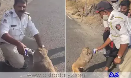 మానవత్వం చాటుకున్న ట్రాఫిక్ కానిస్టేబుల్.. Viral Video