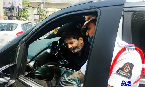 Trivikram: టాలీవుడ్ స్టార్ డైరెక్టర్‌కు షాకిచ్చిన ట్రాఫిక్ పోలీసులు