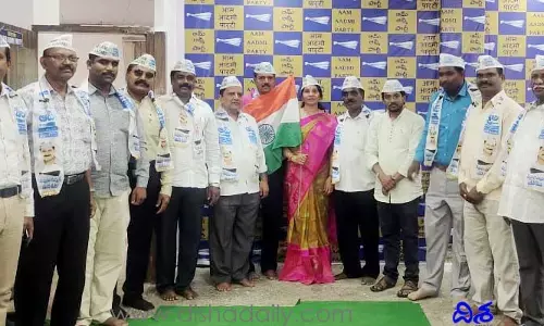 బంగారు భవిష్యత్ కావాలా ? అయితే మా పార్టీలో చేరండి!