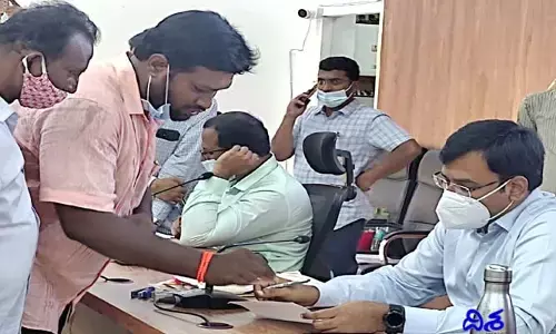 ఆ వాహనాలపై ప్రధాని మోడీ ఫోటో ఉండాలి: బీజేపీ నేతలు