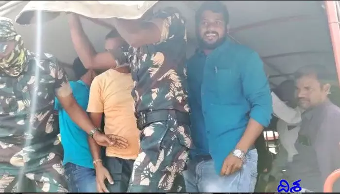 Yadadri: ఆంక్షలు ఎత్తేయాలంటూ జర్నలిస్టుల ఆందోళన.. అరెస్ట్లు చేయించిన ఆలయ ఈవో Yadadri: ఆంక్షలు ఎత్తేయాలంటూ జర్నలిస్టుల ఆందోళన.. అరెస్ట్లు చేయించిన ఆలయ ఈవో