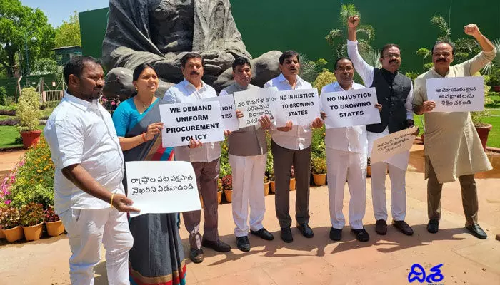 లోక్సభ నుంచి టీఆర్ఎస్ ఎంపీల వాకౌట్ లోక్సభ నుంచి టీఆర్ఎస్ ఎంపీల వాకౌట్