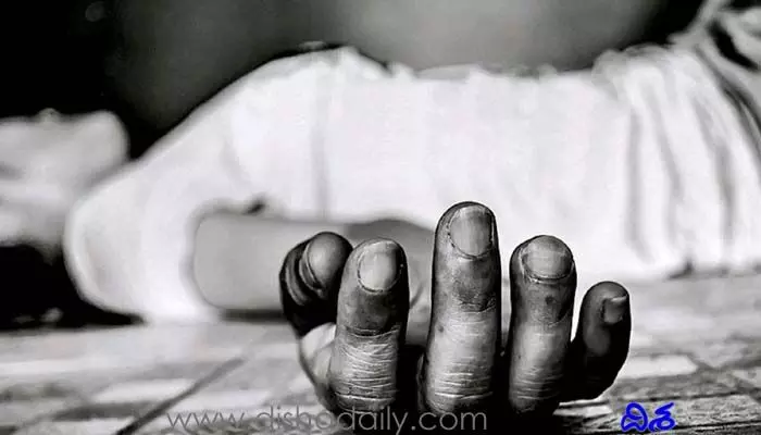 రెండు నెలలుగా వాటిపై కవిత్వాలు.. బెడ్ రూంలో కూతురిని చూసి తల్లి షాక్! రెండు నెలలుగా వాటిపై కవిత్వాలు.. బెడ్ రూంలో కూతురిని చూసి తల్లి షాక్!