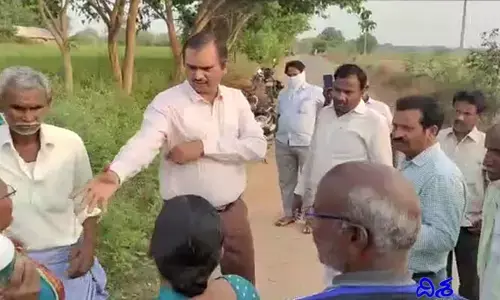 భూ సర్వే ను అడ్డుకున్న రైతులు.. తానూ మందు తాగుతానన్న ఆర్డీఓ