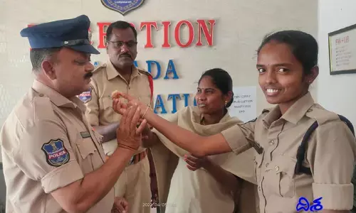 మురిసిపోతున్న ఆ పోలీసులు.. 32 ఏళ్ల నిరీక్షణకు తెర..