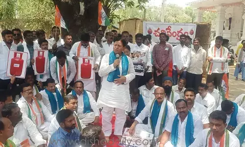 ప్రజల జీవితాలతో ఆటలాడుతున్న ప్రభుత్వాలు: కాంగ్రెస్
