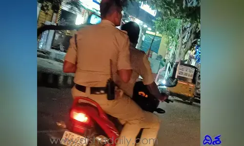 Viral Photo: రూల్స్ బ్రేక్ చేసిన పోలీసులు