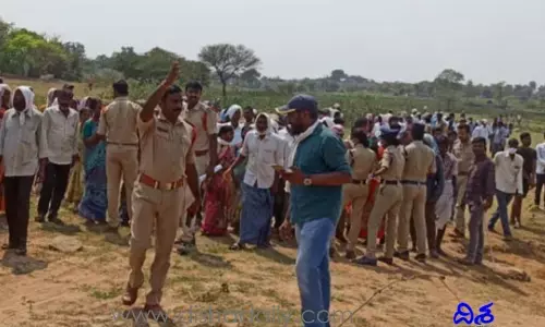జంగంపల్లిలో టెన్షన్ టెన్షన్.. చేపల కోసం రాళ్లు రువ్వుకున్న ఇరువర్గాలు