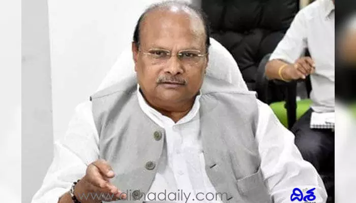 Yanamala Rama Krishnudu: స్థానిక సంస్థలను బలోపేతం చేస్తామంటూ నిధులు లాక్కుంటున్నారు: యనమల Yanamala Rama Krishnudu: స్థానిక సంస్థలను బలోపేతం చేస్తామంటూ నిధులు లాక్కుంటున్నారు: యనమల