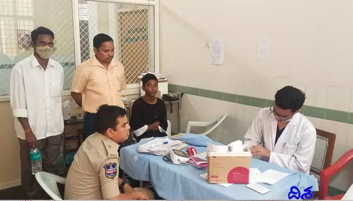 వైరల్ అయిన వీడియో.. కౌన్సిలింగ్ ఇప్పించిన ఎక్సైజ్ శాఖ అధికారి వైరల్ అయిన వీడియో.. కౌన్సిలింగ్ ఇప్పించిన ఎక్సైజ్ శాఖ అధికారి